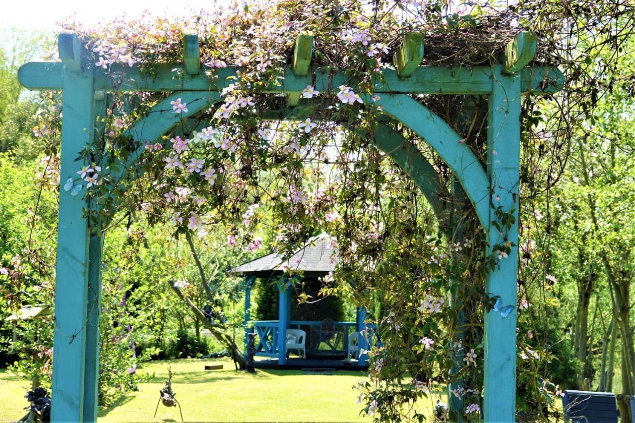 Lakeland Lodge With Private Hot Tub And Fishing Hatfield Peverel Buitenkant foto